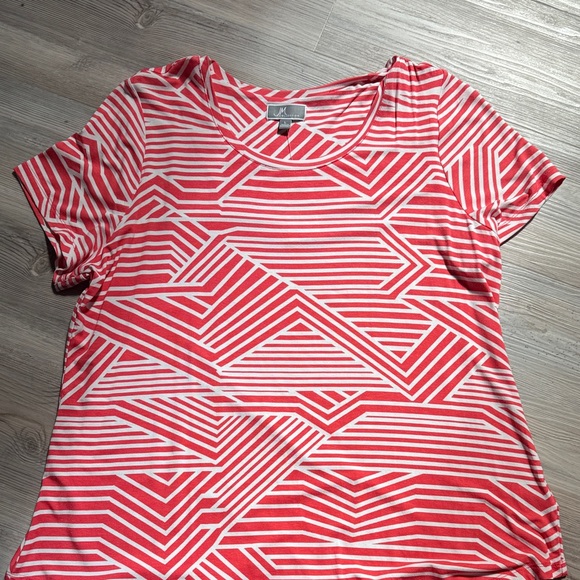 JM Collection Red and White Geometric Tee - Picture 1 of 2